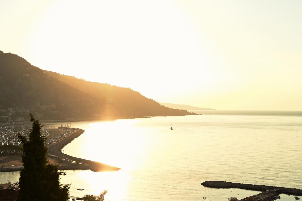 מנטון Villa L'Ensoleillee Vue Panoramique Mer, 250 M De La Plage Et Du Centre Ville מראה חיצוני תמונה
